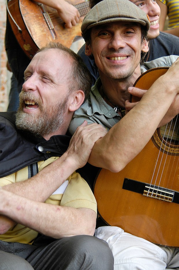 The singer Manu Chao has been working with La Colifata since 1991.