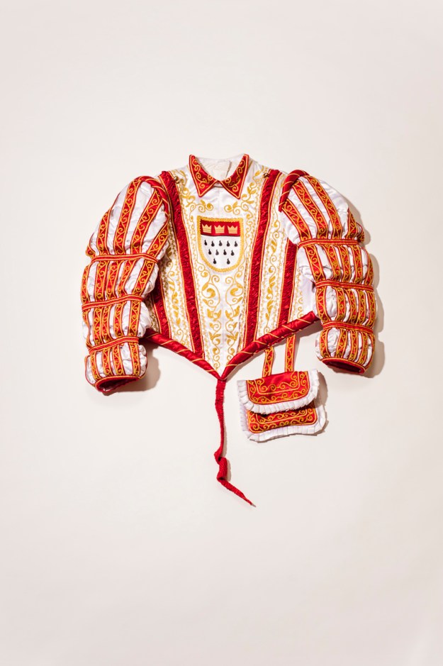 1. The prince's special headpiece is adorned with four pheasant feathers; red and white for Cologne and yellow and green for the carnival. / 2. The regalia jacket is tailor-made for each prince.