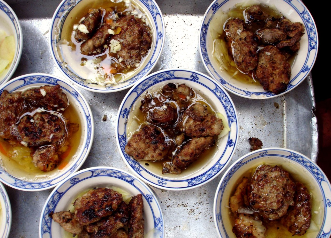 A tray full of bún chả.