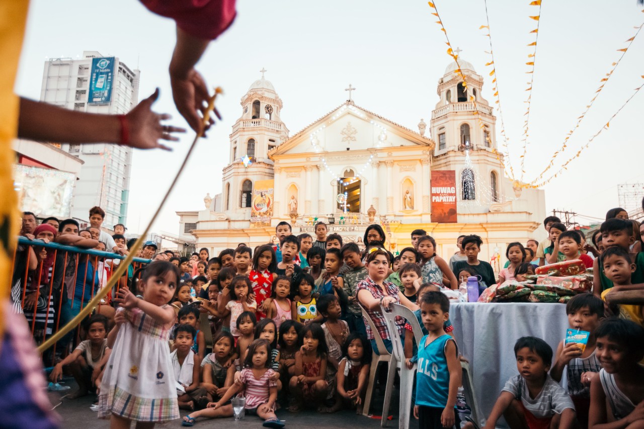 For the past three years, police officer John Guiagui has organized Christmas shows for street children of Quiapo church.