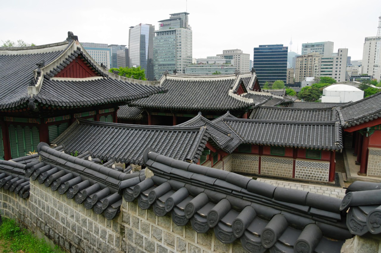 Ancient and modern architecture in Seoul. (Photo by Emmanuel Dyan)