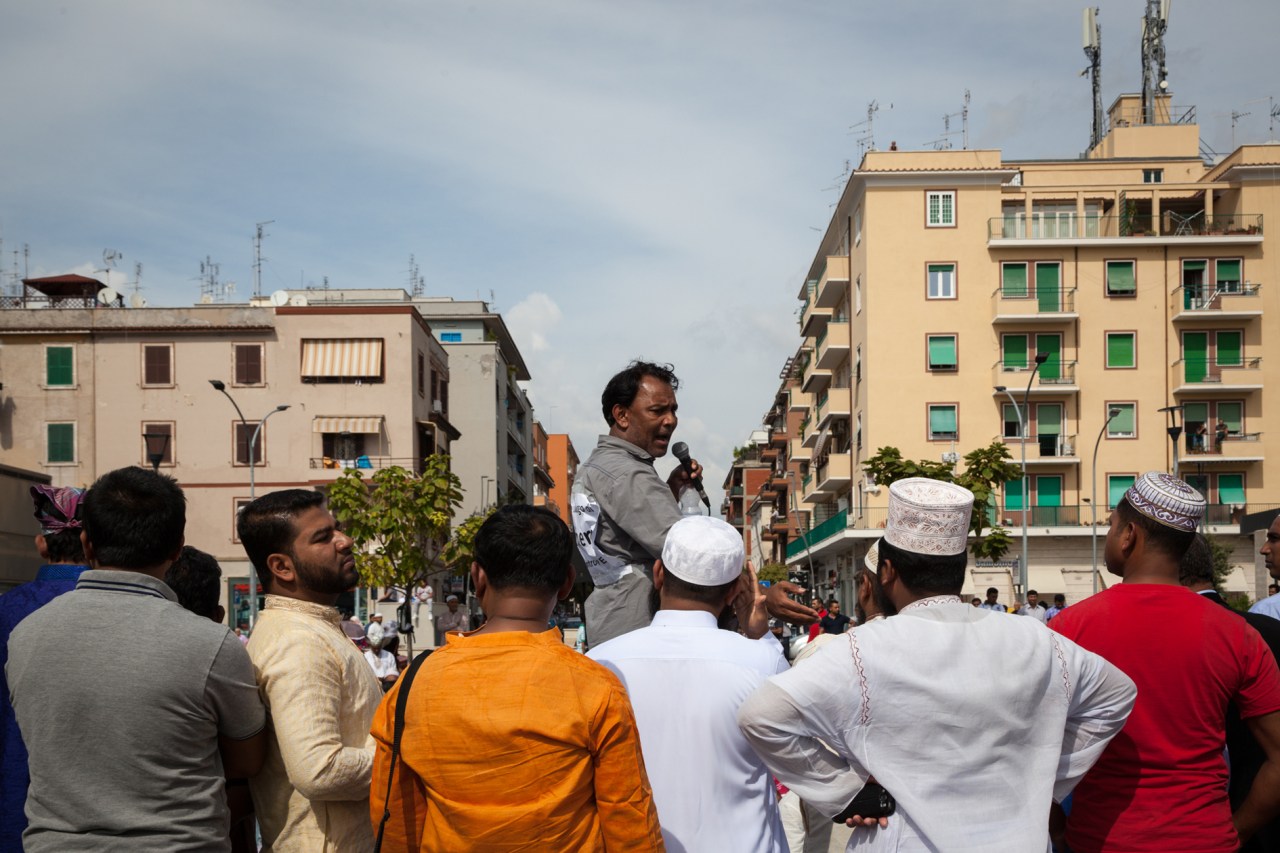 Bachcu Dhuumcatu speaks to the community who has gathered to discuss the closure of a mosque.