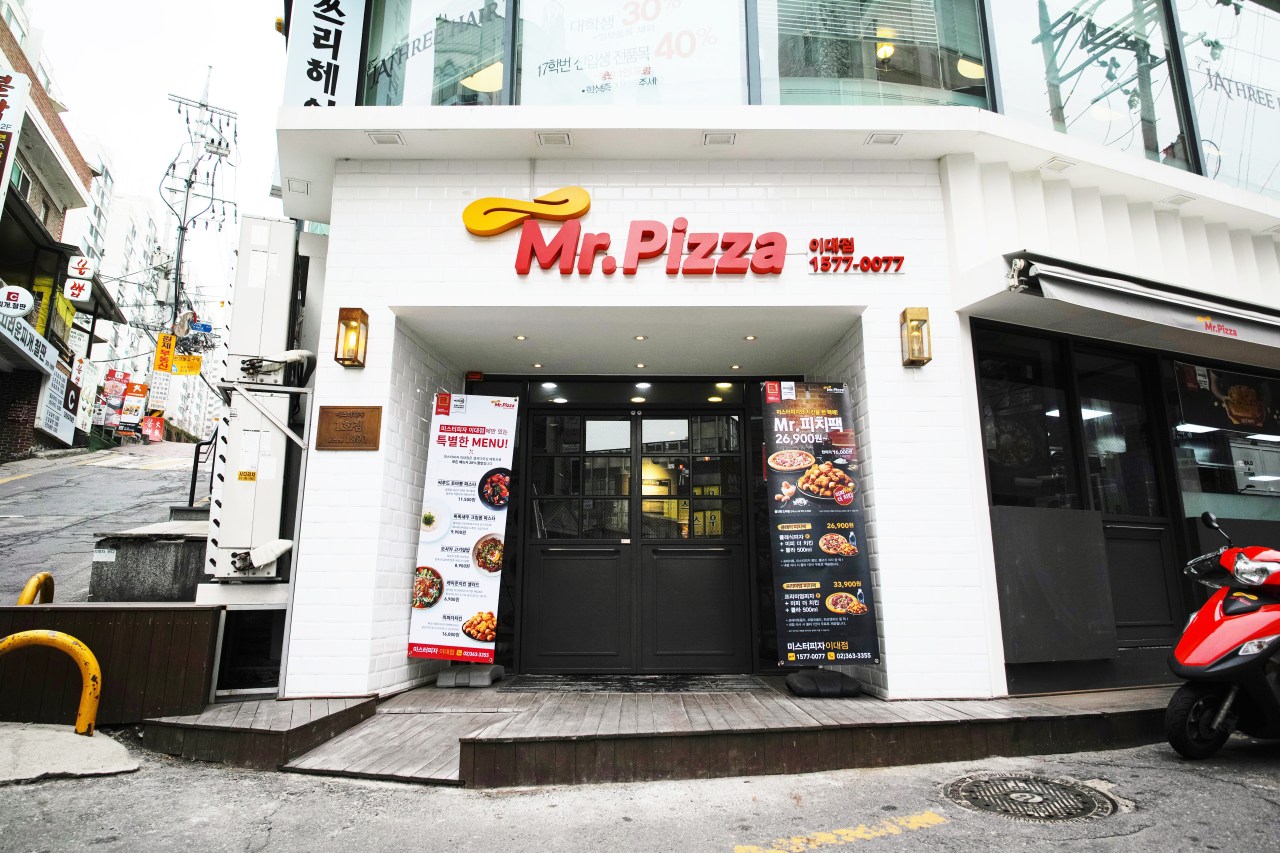 Mr. Pizza outlet located near Ewha Womans University in Seoul.