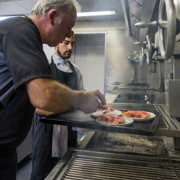 Bittor Arguinzoniz grills prawns. (Photo by Mike Magers)