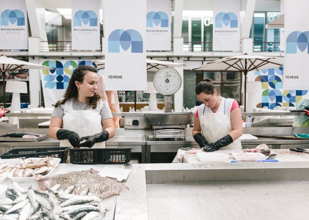 Lígia Correia and Cristiana Ferreira working at the Municipal Market of Matosinhos.