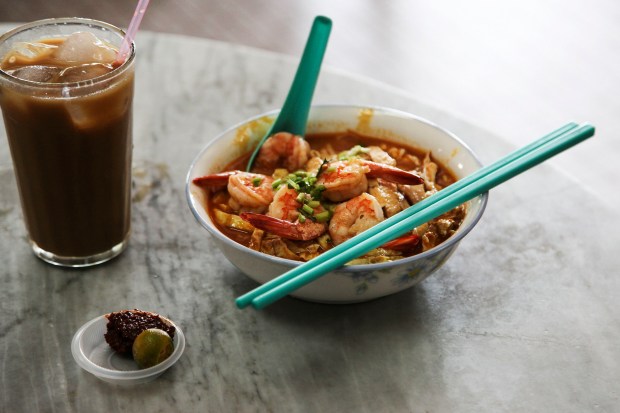 Bourdain eating Sarawak laksa at Choon Hui Cafe.