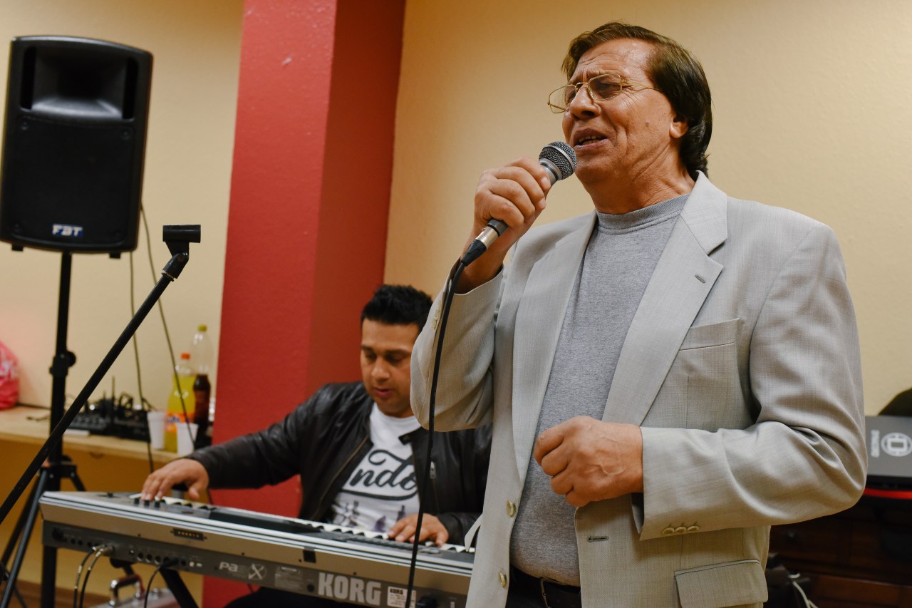 Zoran Janković singing at a family gathering in Cologne.