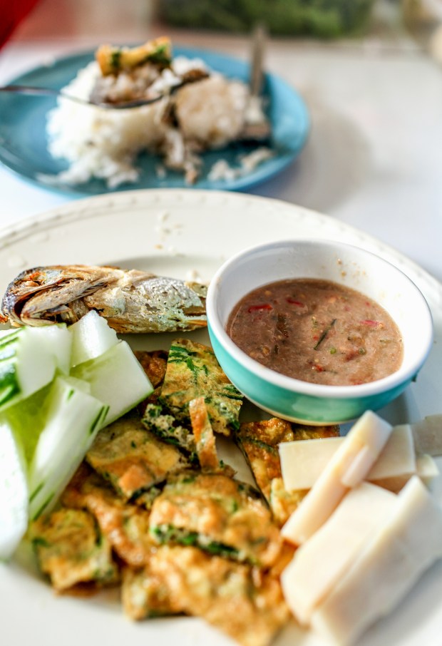 Nam prik kapi served with mackerel, omelet, and vegetables.