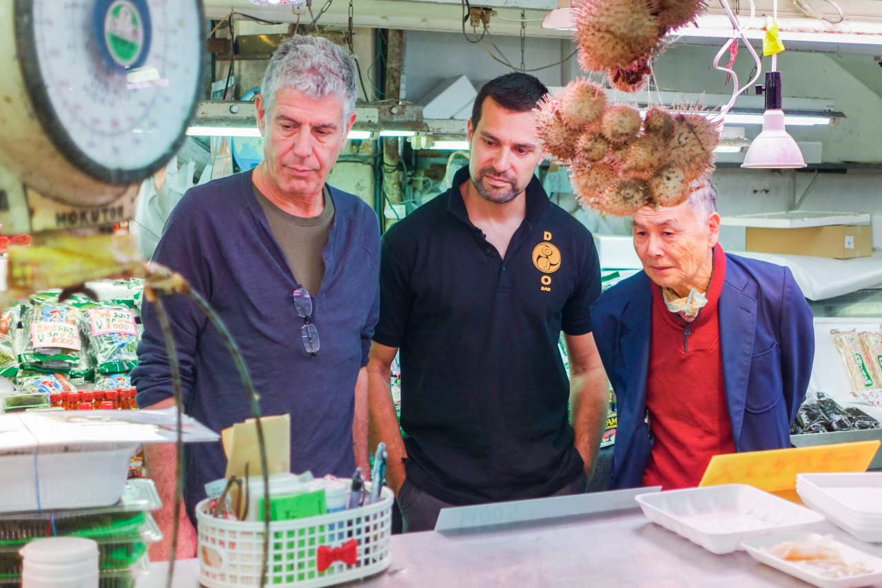 Bourdain with James Pankiewicz (middle) and Master Hokama Tetsuhiro (right) at Makishi Public Market in Naha, Okinawa.