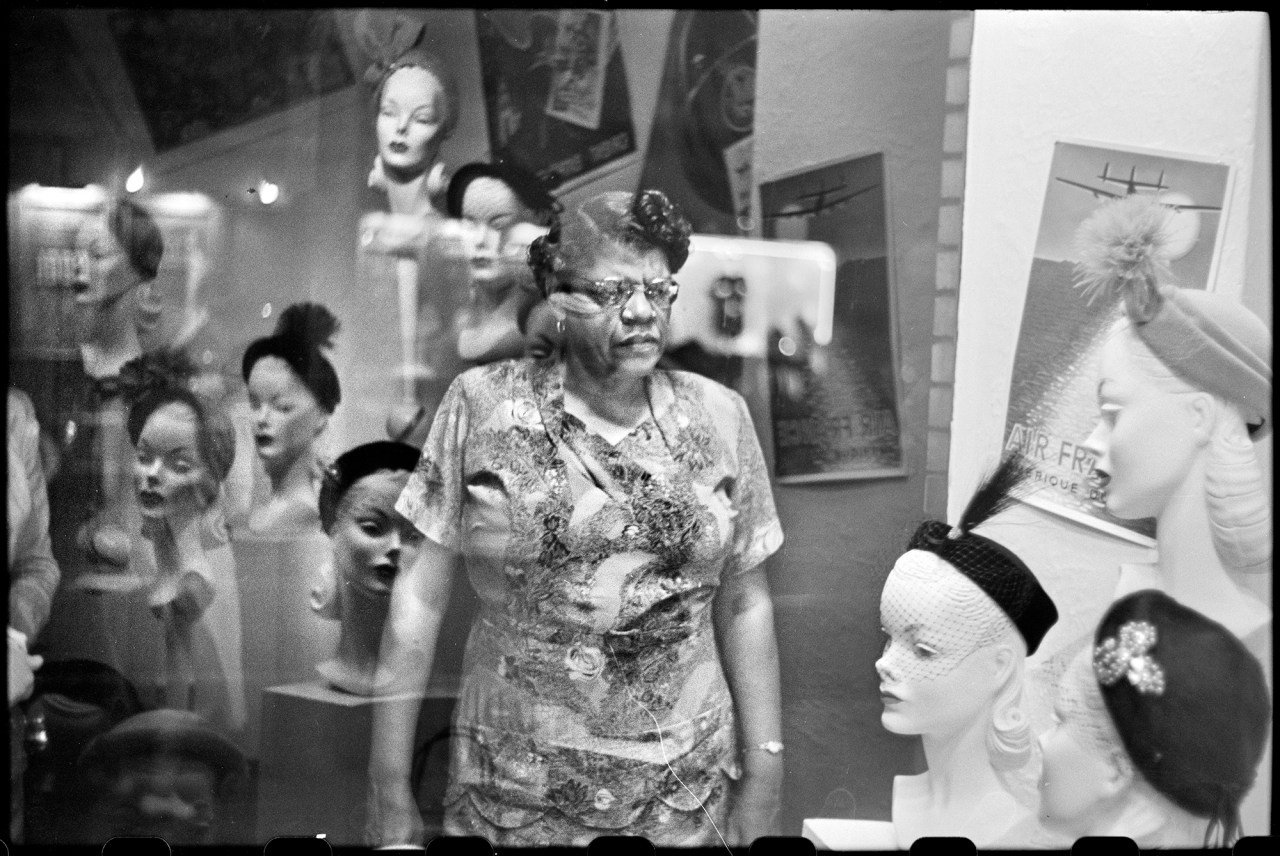 Downtown hat shop window (© Elliott Erwitt / Magnum Photos Courtesy: Carnegie Library of Pittsburgh)