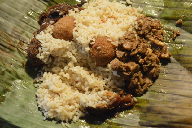 Lamprais with all its elements: the mixed meat curry on the right, seeni sambol in the right hand corner, the prawn blachang on the top right and the brinjal moju next to it. The frikkadels are on top.