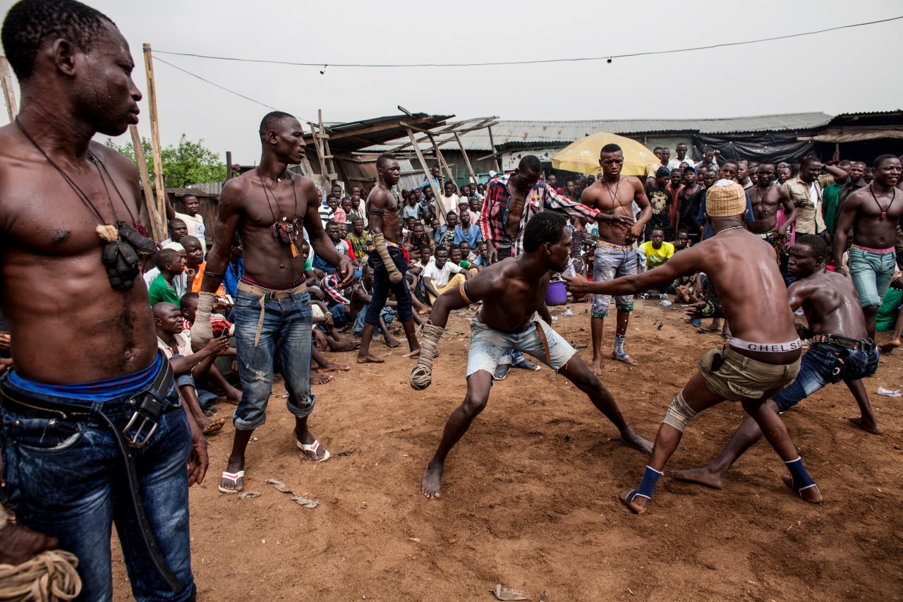 The match is stopped if a boxer's "spear" becomes unraveled or if one boxer hits the ground.