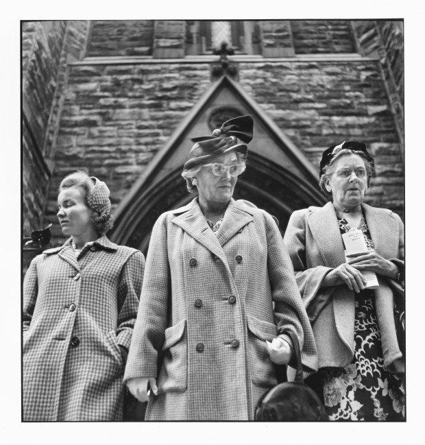 Outside Presbyterian Church on Sixth Avenue (© Elliott Erwitt / Magnum Photos Courtesy: Carnegie Library of Pittsburgh)