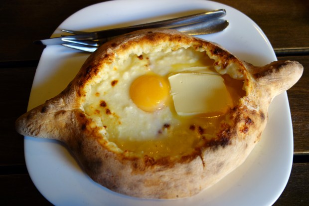 Khachapuri Acharuli. (Photo by Ocumare via Flickr)