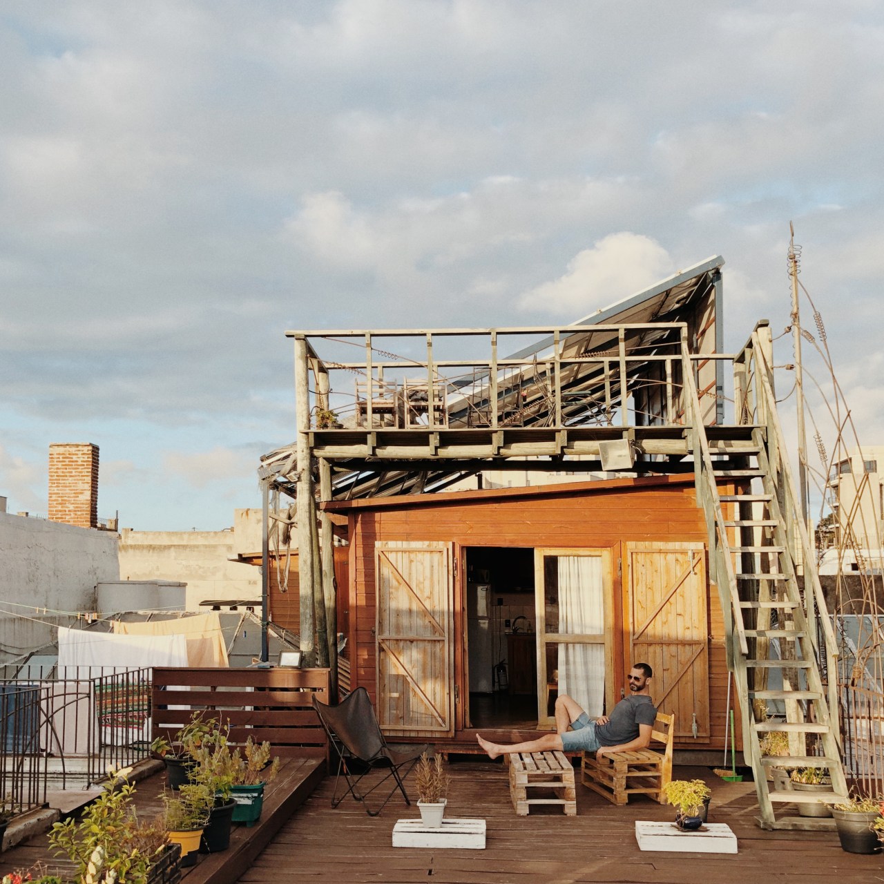 Relaxing on the rooftop of Posada al Sur. Header image of photographer Luisa Dörr overlooking Montevideo taken by Francisco De Asís.