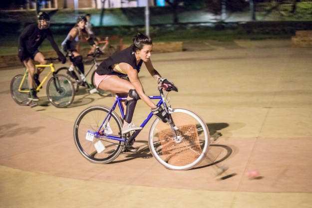In 2013, a group of cyclists formed bike polo teams. The co-ed teams, which train twice a week in Praça Juscelino Kubitschek, have competed in national and international championships. They won the national championship in 2016.