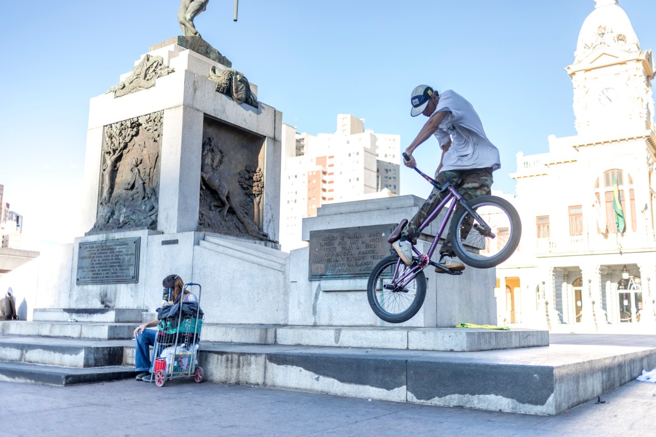 A freestyle cyclist practices stunts on Praça Rui Barbosa.