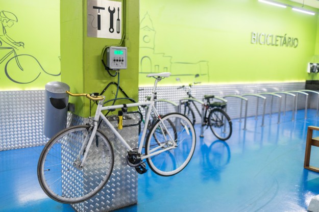 Photo 1: Boulevard Corporate Tower, a shopping center opened in 2010, houses a bicycle maintenance station with air pumps and outlets to recharge electric bicycles. Photo 2: Forty bicycle rental stations have been set up in the city center since the program was started in 2014.