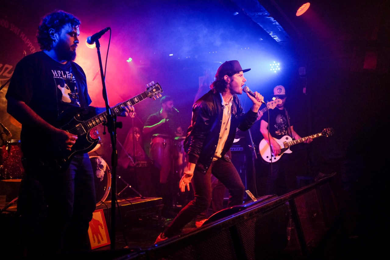 Tuka (on guitar) and Fermín (vocals) of Hablan Por La Espalda.