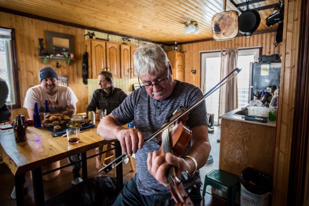 Impromptu jam sessions are a common feature at Jiggs dinners. Photo by Bryce Urbany and Alfredo Alcántara.