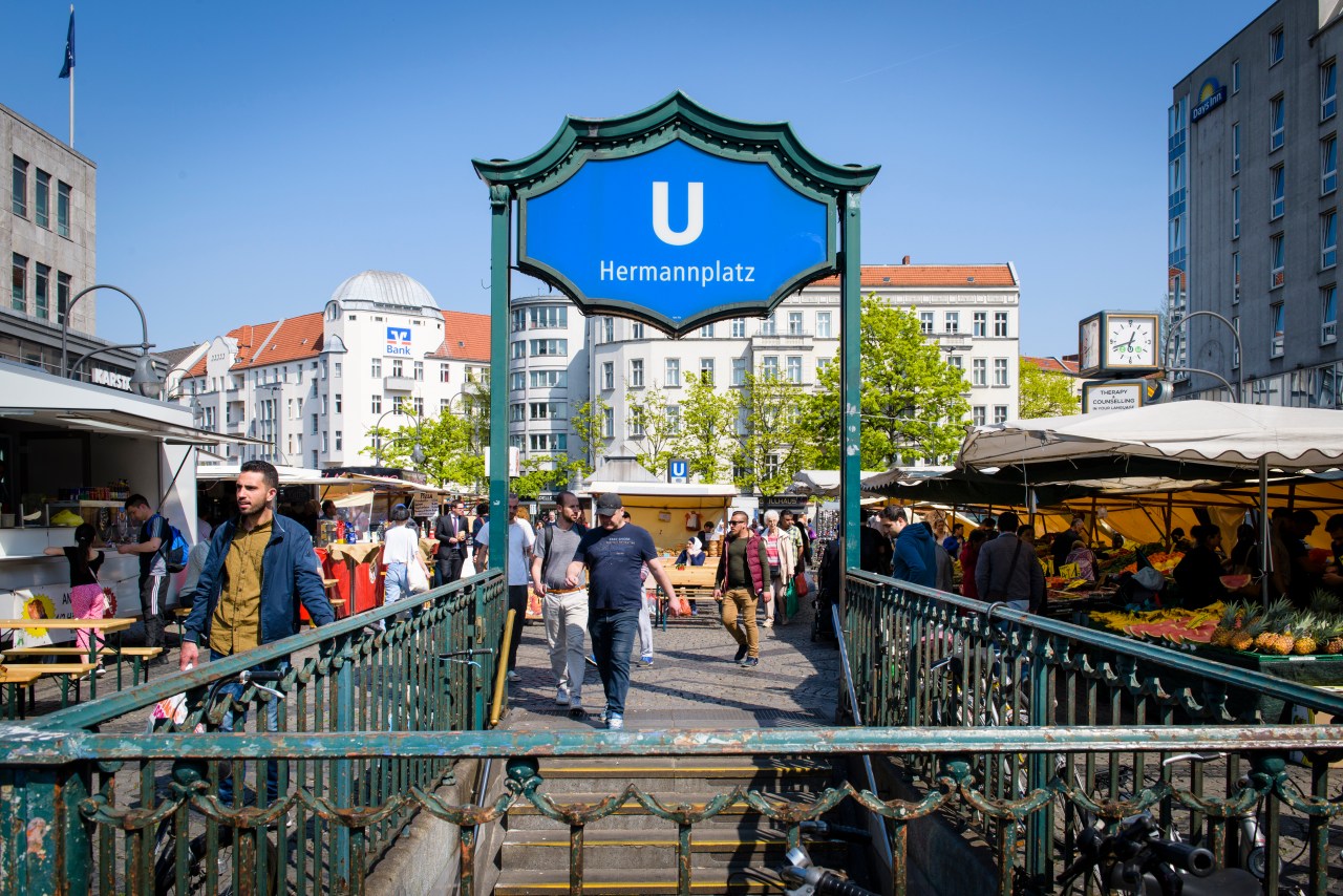 The weekly street market in Berlin Hermannplatz where Radwan often sets his truck up.