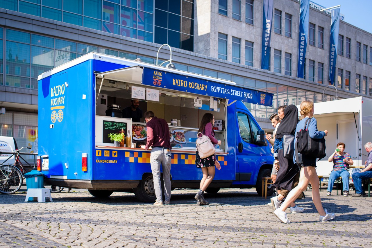 Radwan’s blue truck, Kairo Koshary, at the weekly street market in Berlin Hermannplatz.