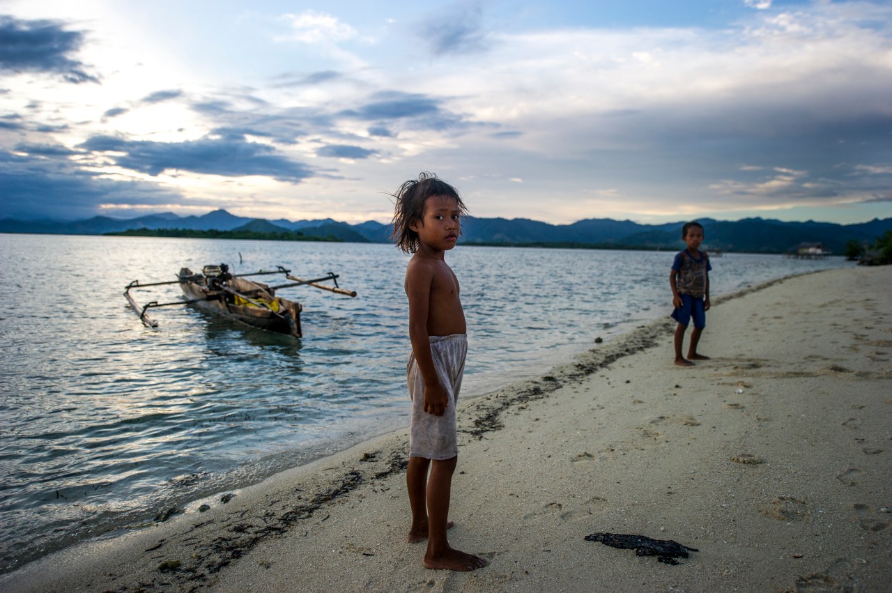 Children from a Bajau family that took up residence on an uninhabited island. Unable to eke out a living ashore they have turned back to the sea to sustain themselves.