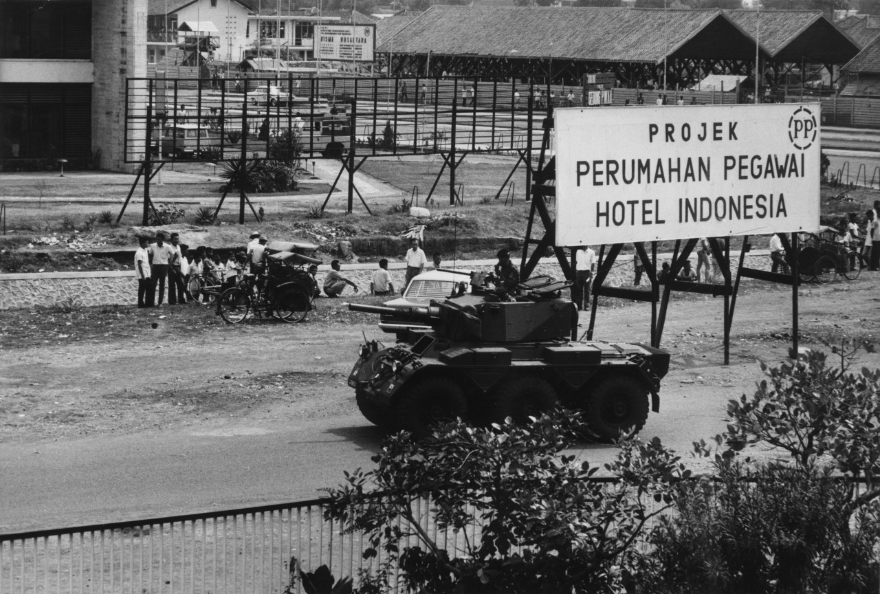 Indonesian troops prepare to open fire on the remaining raiders who participated in the previous day's communist abortive coup in Jakarta, Indonesia on October 2, 1965. Photo by Carol Goldstein/Keystone via Getty Images.